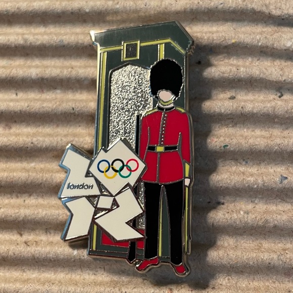 ⭐️FWP Olympic Commemorative Pin -London 2012 - Royal Guard —see FWP offer below - Picture 1 of 6